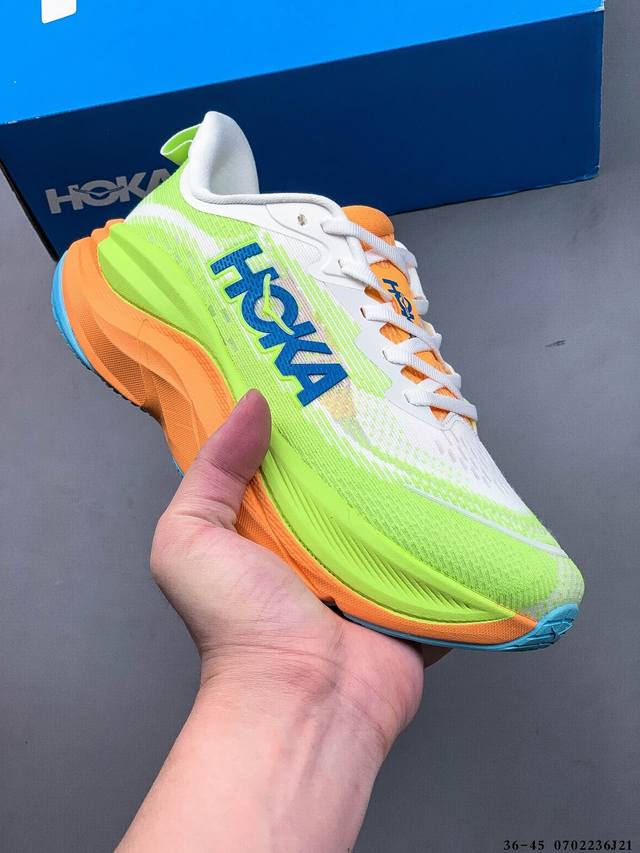 集图 Hoka Skyflow 夏季新款专业竞速跑鞋耐磨稳定透气运动鞋 Skyflow 是一款全新的日常训练鞋，采用超临界发泡 Eva 中底，它拥有以脚跟为中心