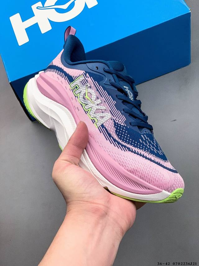 Hoka Skyflow 夏季新款专业竞速跑鞋耐磨稳定透气运动鞋 Skyflow 是一款全新的日常训练鞋，采用超临界发泡 Eva 中底，它拥有以脚跟为中心的主动