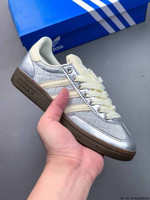 集图 二层真标！Adidas Samba Og 经典鞋款 Adidas 近70年的经典Samba Og 修长的鞋楦,略微尖尖的鞋头,翻毛皮的鞋头拼接,这些我们都