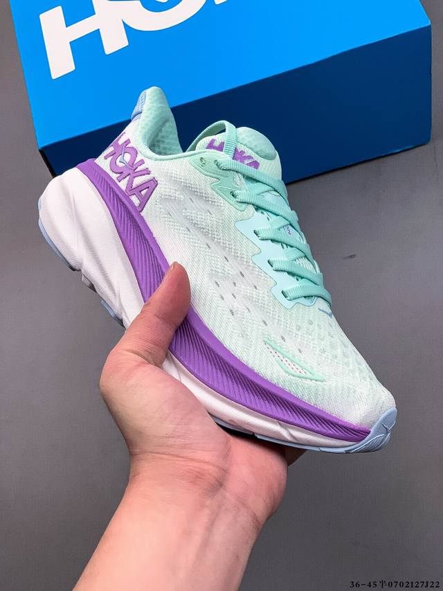 Hoka One One 克利夫顿9 轻量级缓震跑步鞋！鞋款延续克利夫顿的最佳品质，继续呈现极致柔软和超凡轻盈的完美组合。 全新的鞋面加大透气网孔，提升后跟部位