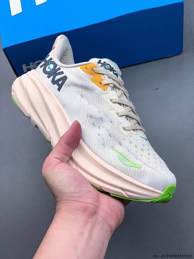 Hoka One One 克利夫顿9 轻量级缓震跑步鞋！鞋款延续克利夫顿的最佳品质，继续呈现极致柔软和超凡轻盈的完美组合。 全新的鞋面加大透气网孔，提升后跟部位