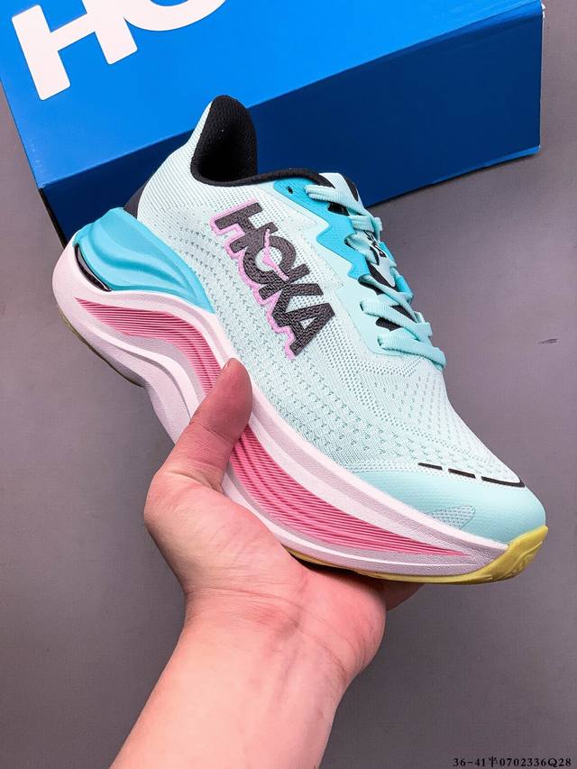集图 Hoka Skyward X 缓震运动休闲跑步鞋 采用双层超临界泡棉，中间夹层桥梁式碳纤维板，在缓震度极大化的同时，以碳板创造平衡的灵活柔软脚感，新奇超弹