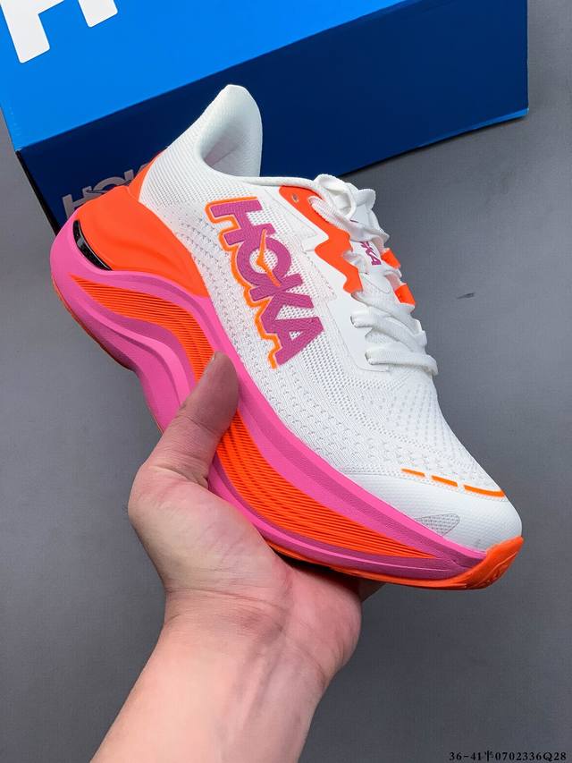 Hoka Skyward X 缓震运动休闲跑步鞋 采用双层超临界泡棉，中间夹层桥梁式碳纤维板，在缓震度极大化的同时，以碳板创造平衡的灵活柔软脚感，新奇超弹力体验