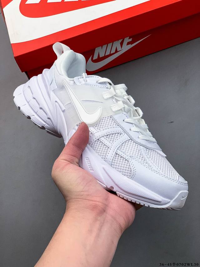 公司级！耐克Nike V2K Run新款百搭休闲跑步鞋 复古风潮 网面透气 紧致的鞋面材质提供良好的包裹性 鞋侧 Swoosh以及鞋头部分搭配增添不少亮点的镀铬