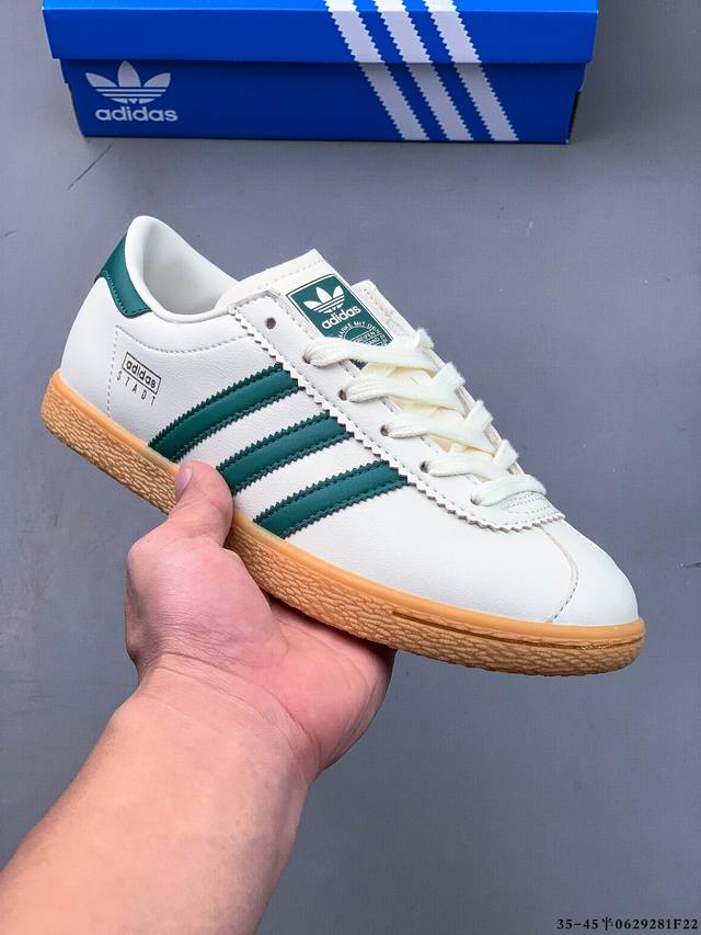 阿迪达斯Adidas Stadt经典麂皮薄底运动板鞋 T头鞋 皮革和绒面革经典运动鞋以典藏足球鞋为灵感这款Stadt经典运动鞋植根足球传统，以别致皮革鞋面和绒面