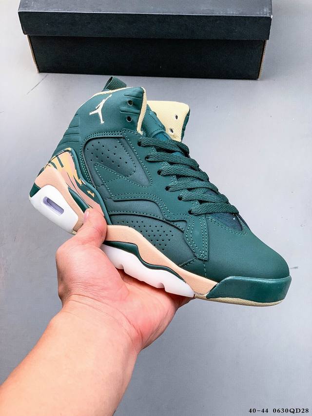 Jordan Mvp “Playoff”全新缓震篮球鞋！该鞋款从Air Jordan 6、7和8中汲取元素，所有这些都是由传奇人物廷克 哈特菲尔德设计的，并庆祝