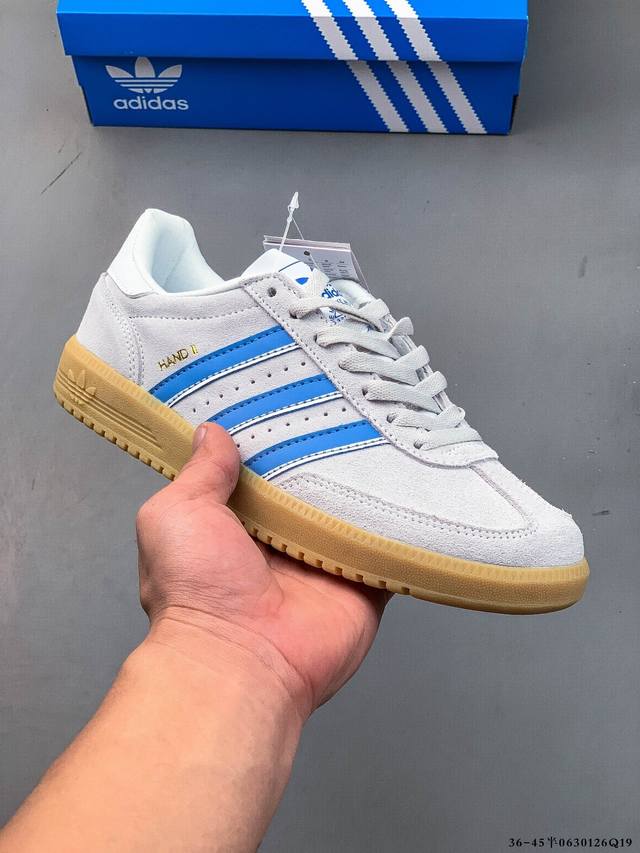集图 Adidas Hand 2 阿迪达斯经典款 复古休闲板鞋 全鞋采用反毛皮制作 牛筋耐磨大底 承载青春情怀的板鞋 经典三条杠装饰鞋侧 品牌辨识度清晰 官方货