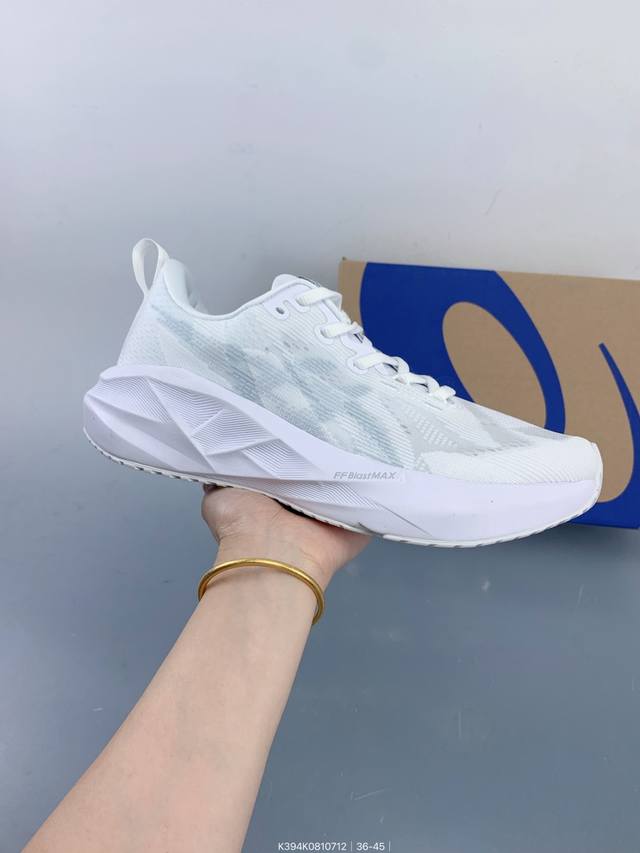 Asics Novablast 5 低帮轻量透气缓震休闲运动跑步鞋 采用单丝纤维网布鞋面材质 鞋口圈柔软反绒皮材料 全新Eva与Obc混合发泡中底 外置防滑耐磨