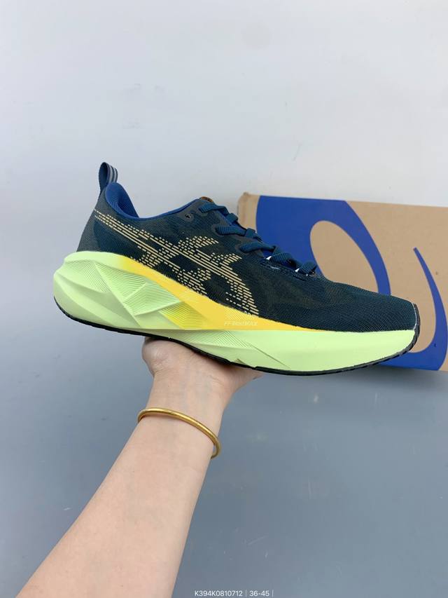 Asics Novablast 5 低帮轻量透气缓震休闲运动跑步鞋 采用单丝纤维网布鞋面材质 鞋口圈柔软反绒皮材料 全新Eva与Obc混合发泡中底 外置防滑耐磨