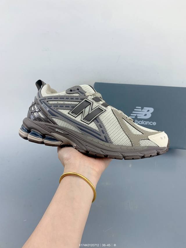 新百伦 New Balance M1906系列 复古运动鞋单品宝藏老爹鞋款。作为Nb最经典的档案鞋型之一，与 2一样，1906有着Nb最成熟的技术加持和复古款式