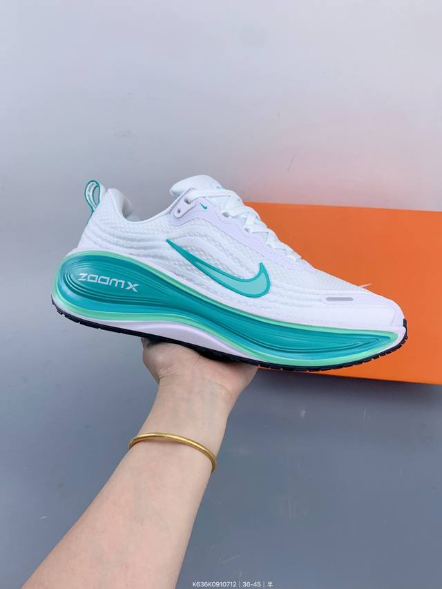 Nike Vomero Plus 耐克 舒适减震防滑 低帮跑步鞋 全掌Reactx泡绵中底 前掌和后跟还配备了Air Zoom气垫单元 据说跑起来更快更舒适哦
