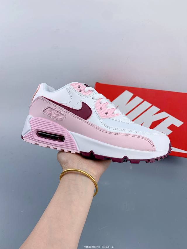 公司级耐克Nike Air Max 90 经典复古小气垫缓震跑鞋 鞋面由皮和革织物打造，犀利的条线打造出酷劲十的足视觉效果 网布鞋增面强透气性，穿着为极舒适 经