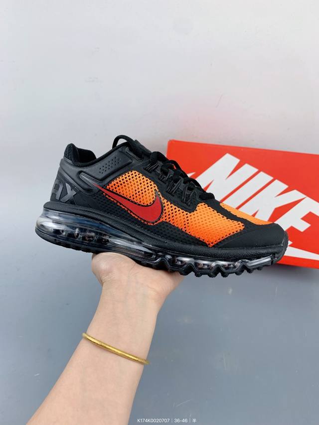 公司级Nike Air Max 2013 联名气垫跑鞋 整体依旧以Stussy标志性的麻布编织材质覆盖 鞋身大面积采用了网眼材质为主 并且后跟部分还带有反勾Sw