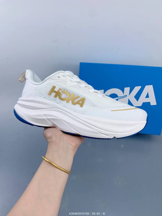 Hoka M Skyflow 全新配色 这个品牌来自于新西兰的毛利语，Hoka表示大地，One One表示飞越，连起来就是飞越地平线，One One不是读作“万