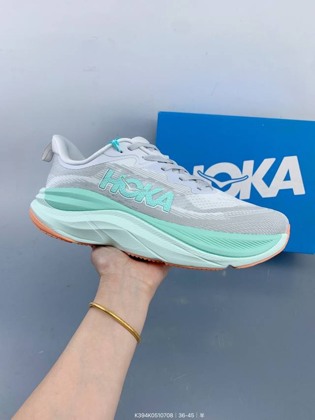 Hoka M Skyflow 全新配色 这个品牌来自于新西兰的毛利语，Hoka表示大地，One One表示飞越，连起来就是飞越地平线，One One不是读作“万