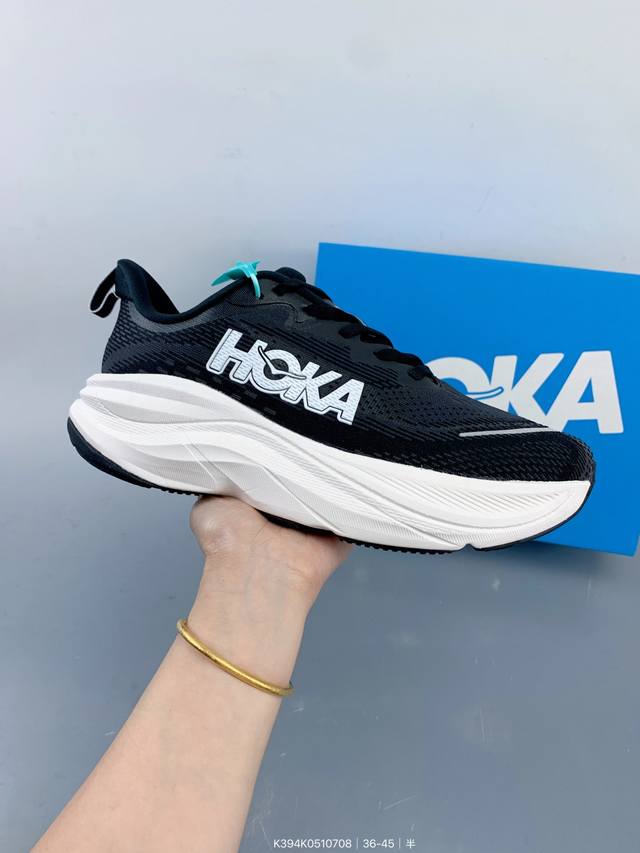 Hoka M Skyflow 全新配色 这个品牌来自于新西兰的毛利语，Hoka表示大地，One One表示飞越，连起来就是飞越地平线，One One不是读作“万
