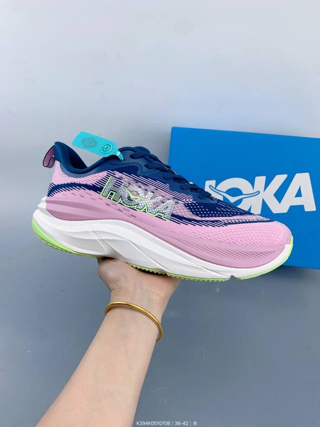 Hoka M Skyflow 全新配色 这个品牌来自于新西兰的毛利语，Hoka表示大地，One One表示飞越，连起来就是飞越地平线，One One不是读作“万