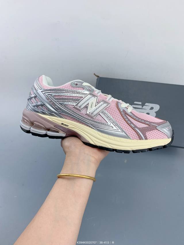 New Balance 2 复古休闲跑步鞋 Newbalance 2R经典的配色，沿袭了面世之初的经典科技，以Encap中底配以升级版N-Ergy缓震物料。 S