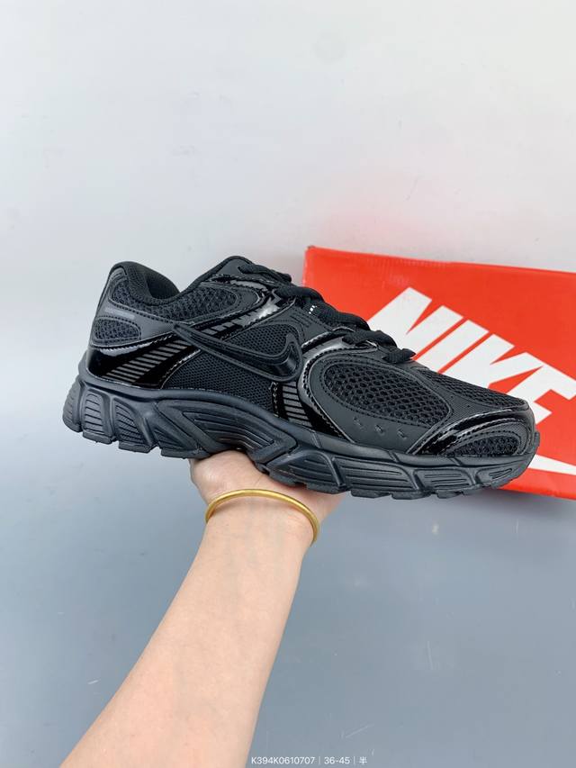 Nike V5 Rnr 舒适百搭防滑耐磨 低帮跑步鞋 舒适有型适合日常穿着该鞋款延续千禧年经典设计搭载泡绵中底厚实而轻盈匠心细节巧搭立体耐克勾标志焕新演绎复古跑