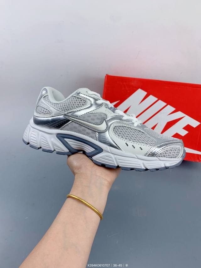 Nike V5 Rnr 舒适百搭防滑耐磨 低帮跑步鞋 舒适有型适合日常穿着该鞋款延续千禧年经典设计搭载泡绵中底厚实而轻盈匠心细节巧搭立体耐克勾标志焕新演绎复古跑
