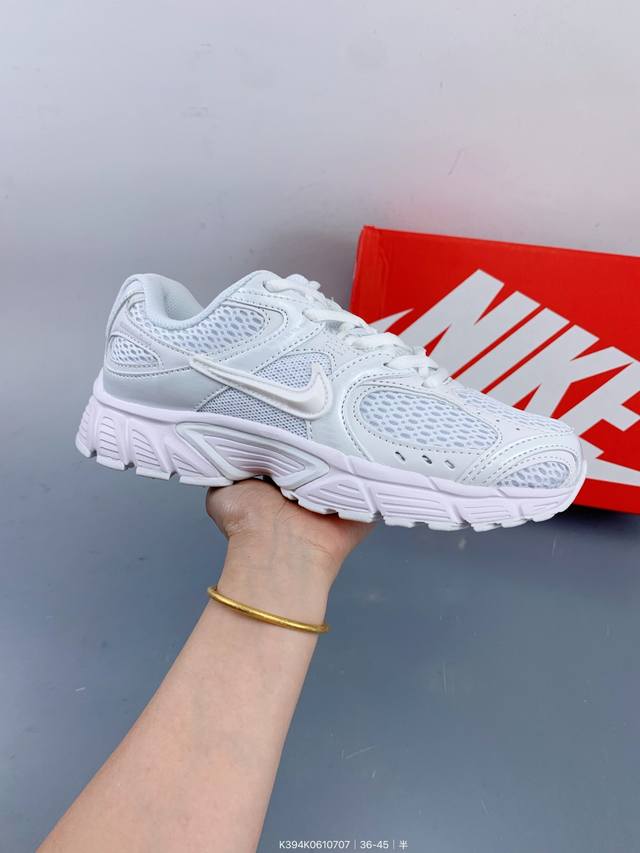 Nike V5 Rnr 舒适百搭防滑耐磨 低帮跑步鞋 舒适有型适合日常穿着该鞋款延续千禧年经典设计搭载泡绵中底厚实而轻盈匠心细节巧搭立体耐克勾标志焕新演绎复古跑