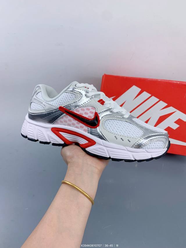 Nike V5 Rnr 舒适百搭防滑耐磨 低帮跑步鞋 舒适有型适合日常穿着该鞋款延续千禧年经典设计搭载泡绵中底厚实而轻盈匠心细节巧搭立体耐克勾标志焕新演绎复古跑