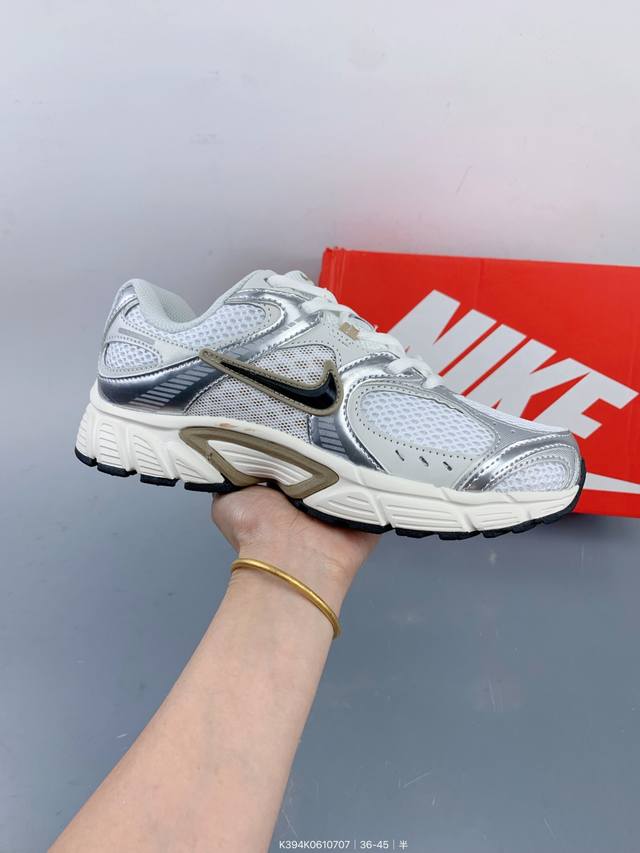 Nike V5 Rnr 舒适百搭防滑耐磨 低帮跑步鞋 舒适有型适合日常穿着该鞋款延续千禧年经典设计搭载泡绵中底厚实而轻盈匠心细节巧搭立体耐克勾标志焕新演绎复古跑