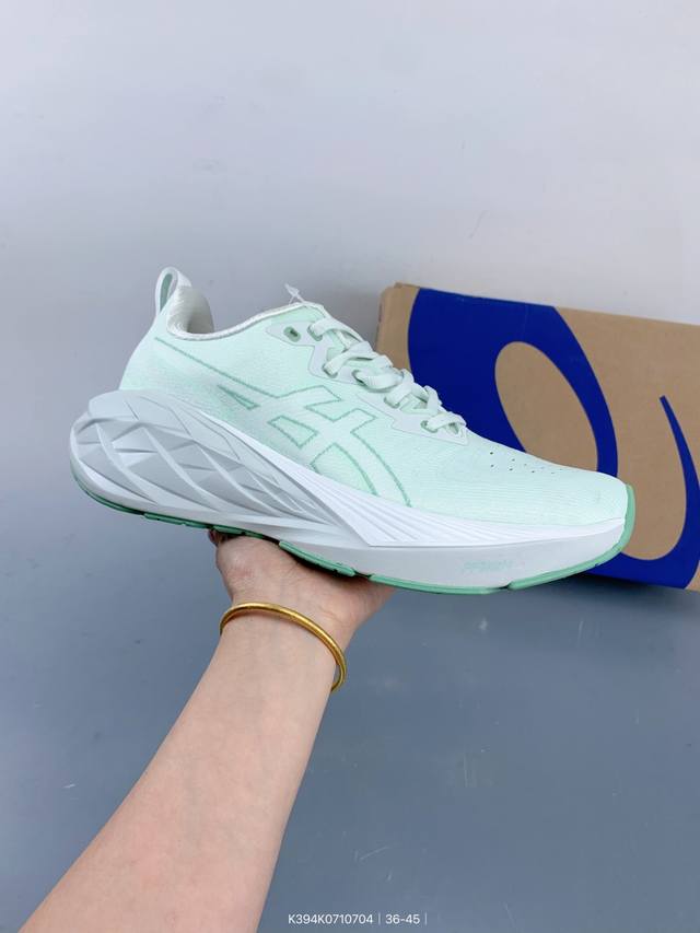 Asics亚瑟士 春季新款Asics Novablast 4健身训练轻便透气跑步鞋 Novablast 4具备轻弹、柔软、中度贴合、耐磨等特点，是一双名副其实的