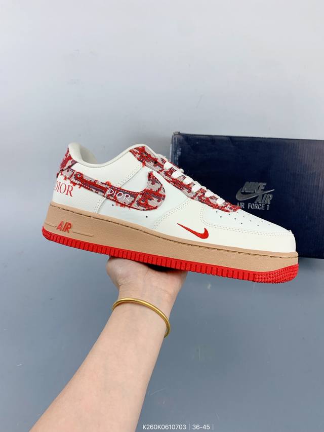 耐克Nike Air Force 7空军一号低帮百搭休闲运动板鞋。柔软、弹性十足的缓震性能和出色的中底设计，横跨复古与现代的外型结合，造就出风靡全球三十多年的F