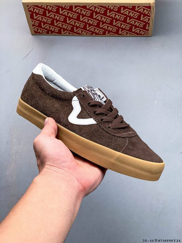 万斯Vans草莓熊德训鞋来了 爆款 正确版长绒麂皮 Vans范斯Sport Low牛筋底生胶底草莓熊德训鞋T头鞋火龙果男女款情侣低帮休闲板鞋 该支线继承了Vau