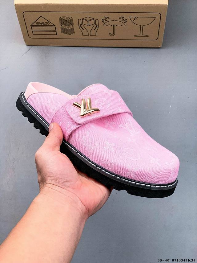 公司级！Louis Vuitton Cosy Comfort路易威登 牛仔布 穆勒鞋 防滑包头拖鞋 这款易于穿着的便鞋通过精致的细节提升了档次 包括皮革滚边和可