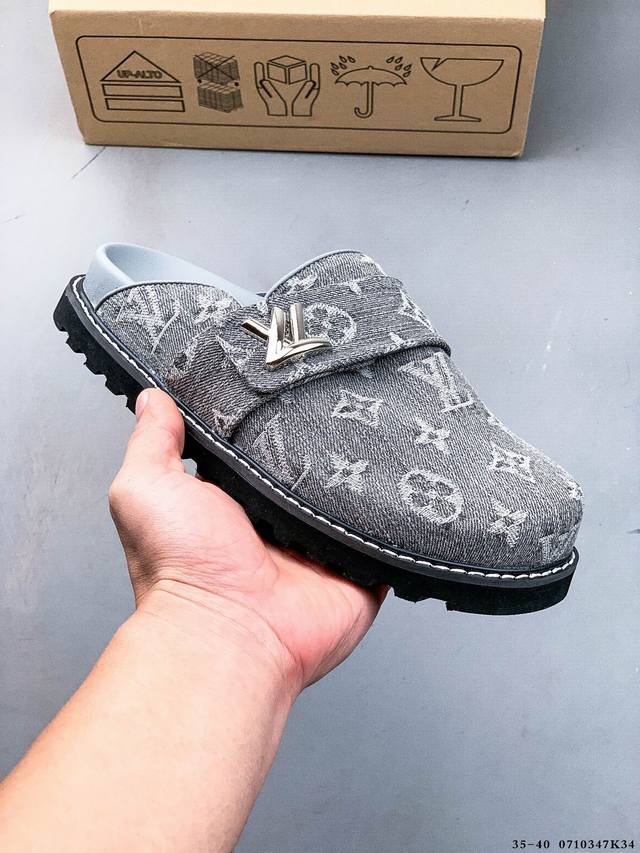 公司级！Louis Vuitton Cosy Comfort路易威登 牛仔布 穆勒鞋 防滑包头拖鞋 这款易于穿着的便鞋通过精致的细节提升了档次 包括皮革滚边和可