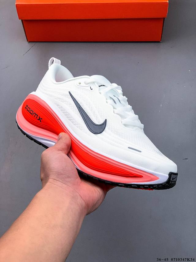 公司级！Nike Vomero 18 Plus 耐克 舒适减震防滑 低帮跑步鞋 全掌Reactx泡绵中底 前掌和后跟还配备了Air Zoom气垫单元 据说跑起来