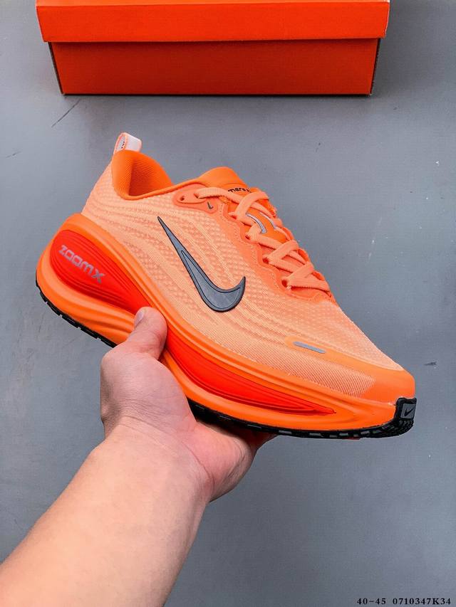 公司级！Nike Vomero 18 Plus 耐克 舒适减震防滑 低帮跑步鞋 全掌Reactx泡绵中底 前掌和后跟还配备了Air Zoom气垫单元 据说跑起来
