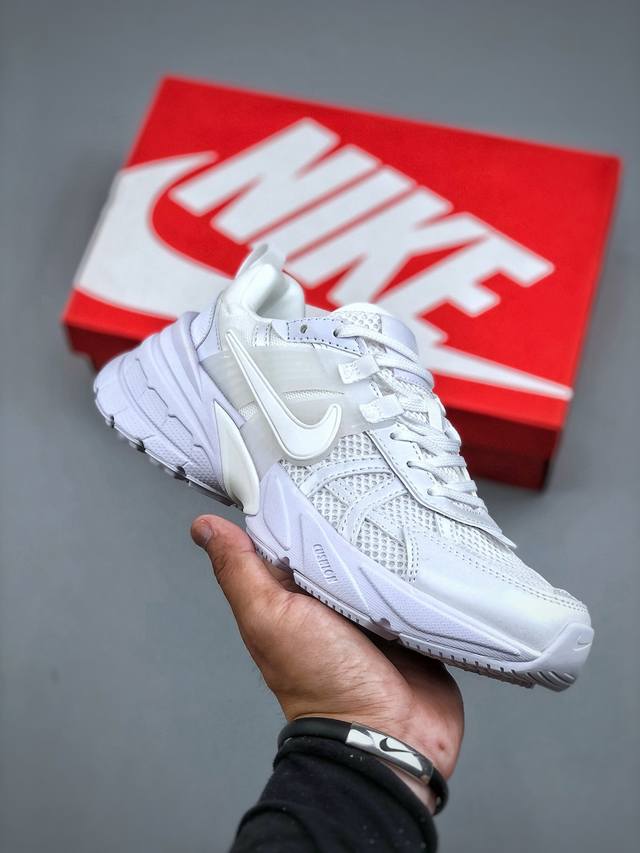 Nike V2K Runtekk Run 减震防滑复古低帮跑步鞋 Fd0736-113 #鞋款被命名为 Runtekk 设计上借鉴了 2000 年的跑鞋风格 简