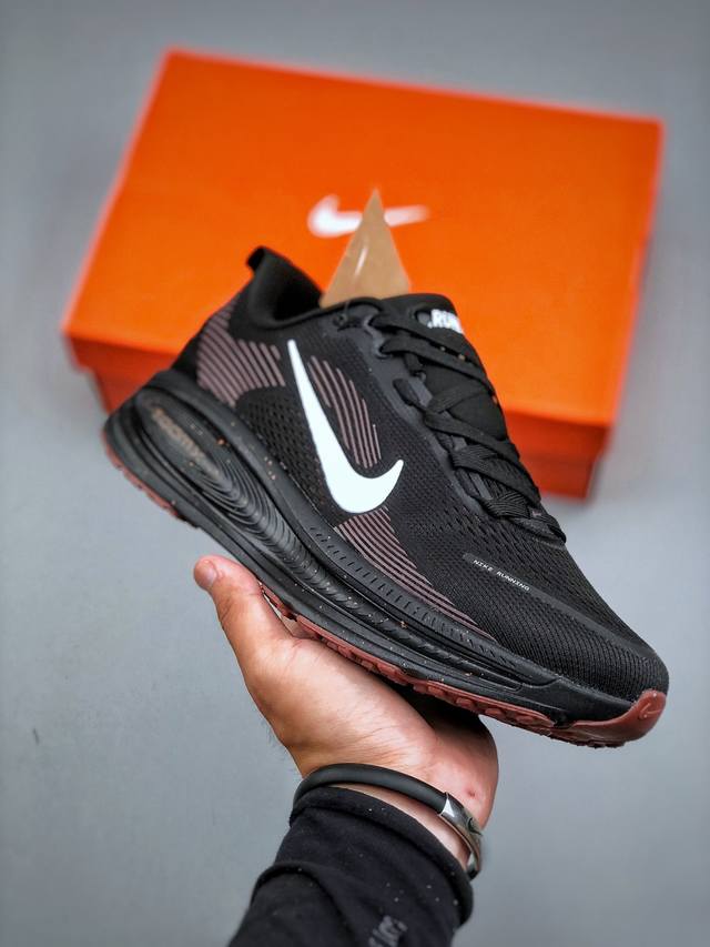 Nike Vomero 18 耐克 舒适减震防滑 低帮跑步鞋全掌Reactx泡绵中底 前掌和后跟还配备了Air Zoom气垫单元 据说跑起来更快更舒适哦 这次最
