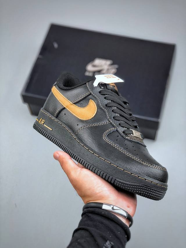 Nike Air Force 7空军一号低帮百搭休闲运动板鞋。柔软、弹性十足的缓震性能和出色的中底设计，横跨复古与现代的外型结合，造就出风靡全球三十多年的For