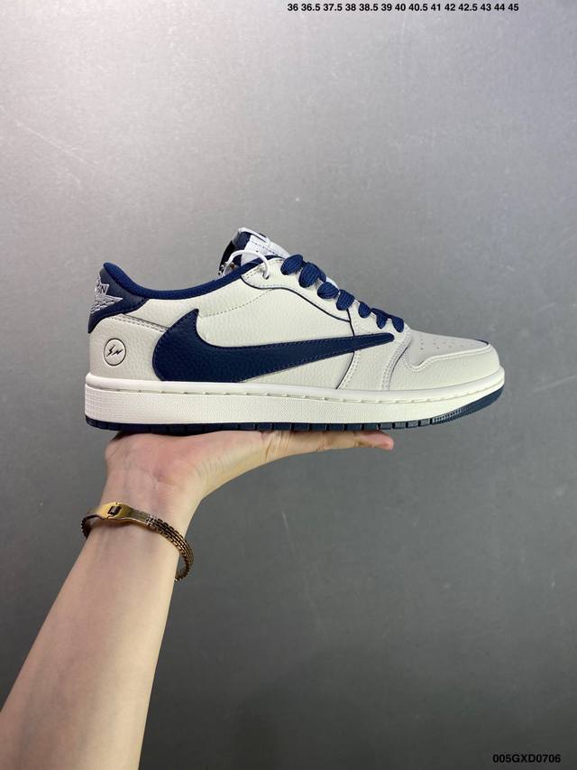 公司级Fragment Design X Jordan 1 Low 此款主张打破传统的工业化流水线设计限制，以Made By Ideas的超级创意为理念，集结众