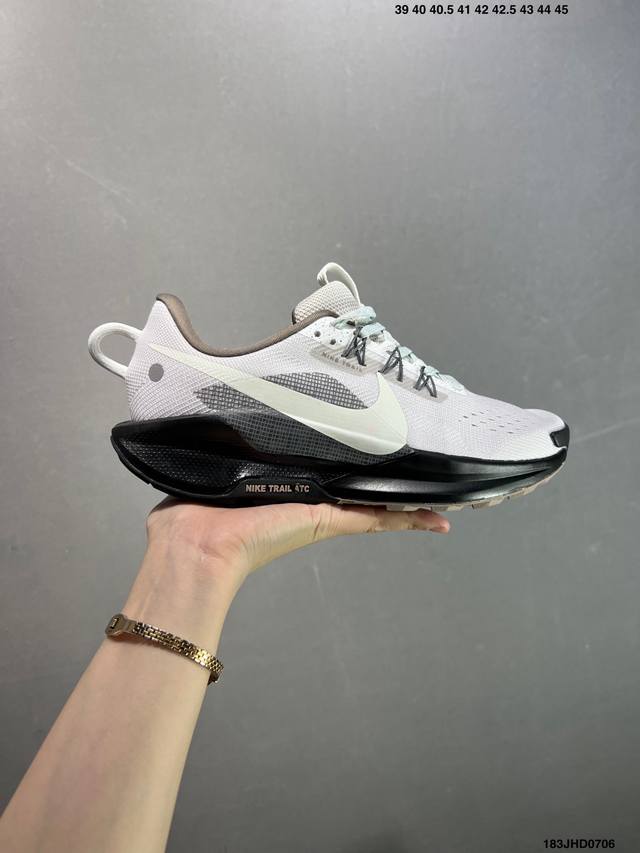 公司级Nike Reactx Pegasus Trail 5 Next Nature 越野跑步鞋 登月兼顾迅疾外观和稳固脚感 后跟覆面和中足动态支撑巧妙融合 缔