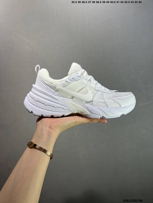 公司级Nike V2K Run跑步鞋复古风潮 网面透气运动鞋 灰银紧致的鞋面材质提供良好的包裹性鞋侧 Swoosh以及鞋头部分搭配增添不少亮点的镀铬细节鞋垫上印