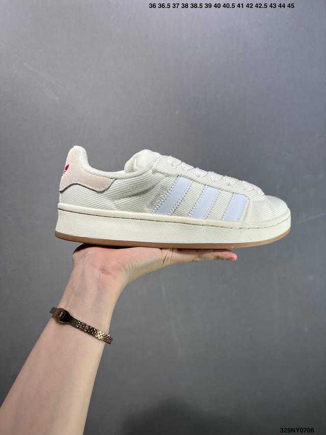 Adidas Originals Campus 00S 专柜同步配色 面包鞋系列 鞋身采用绒面皮料搭配常规皮革 质感上还是延续了经典 Campus 的设计 独家