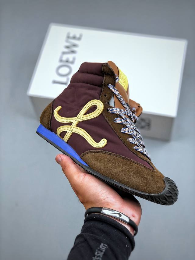 Loewe Ballet Runner 系列罗意威 高帮 阿甘复古风德训薄底百搭休闲运动鞋不对称鞋头设计 袜状内部结构 轻盈橡胶外底延伸至鞋头 后跟标签饰有注塑
