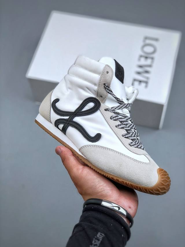 Loewe Ballet Runner 系列罗意威 高帮 阿甘复古风德训薄底百搭休闲运动鞋不对称鞋头设计 袜状内部结构 轻盈橡胶外底延伸至鞋头 后跟标签饰有注塑