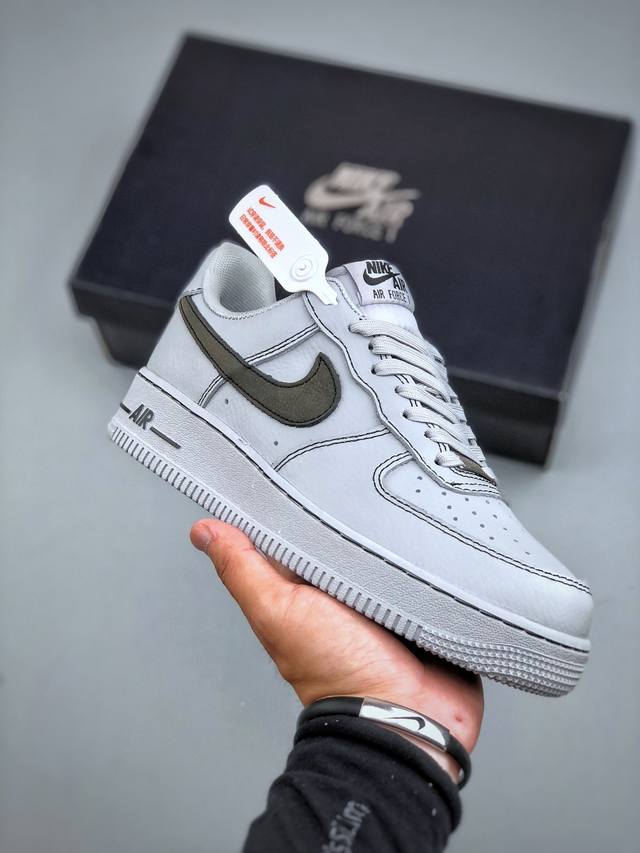 耐克Nike Air Force 7空军一号低帮百搭休闲运动板鞋。柔软、弹性十足的缓震性能和出色的中底设计，横跨复古与现代的外型结合，造就出风靡全球三十多年的F
