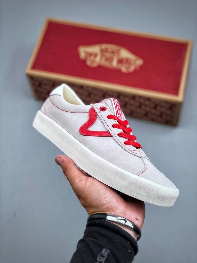 Vans Epoch Sport Style 37 高阶支线 ｖ字头 全麂皮经典复古低帮滑板鞋 该支线继承了Vault Og与安纳海姆复古的气质。鞋身以高档麂皮