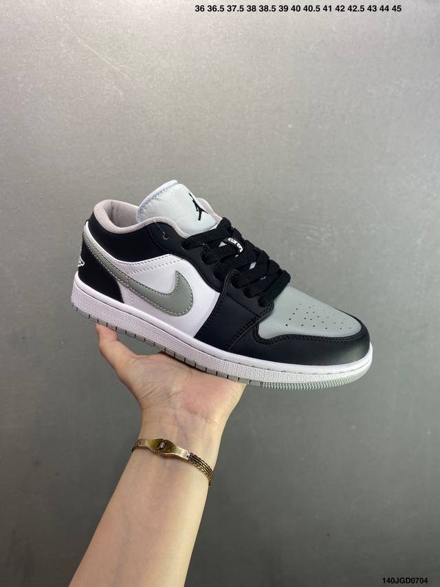 Nike Air Jordan 1 Low Aj1乔1低帮休闲板鞋 同步官方配色 原档冲孔鞋头 四线拉帮 鞋舌高弹海绵填充 官方货号:553558 113 Si