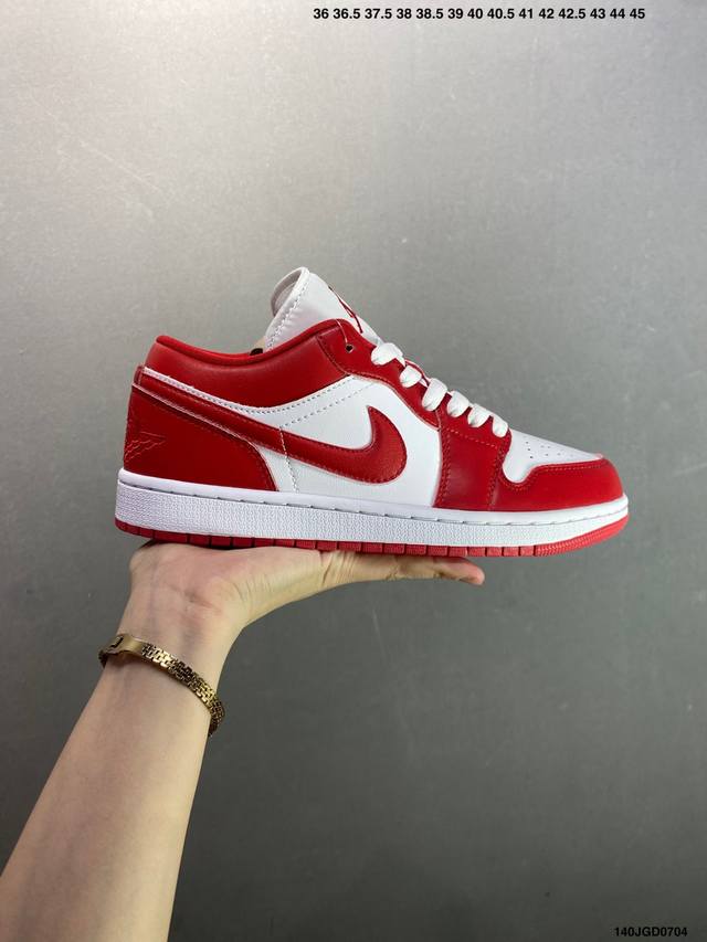 Nike Air Jordan 1 Low Aj1乔1低帮休闲板鞋 同步官方配色 原档冲孔鞋头 四线拉帮 鞋舌高弹海绵填充 官方货号:553558 113 Si