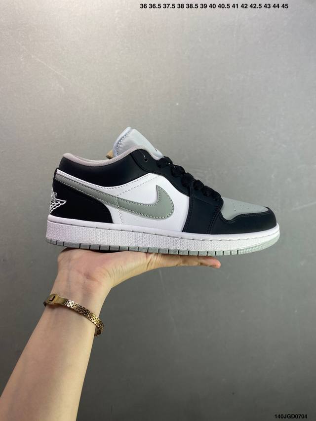 Nike Air Jordan 1 Low Aj1乔1低帮休闲板鞋 同步官方配色 原档冲孔鞋头 四线拉帮 鞋舌高弹海绵填充 官方货号:553558 113 Si