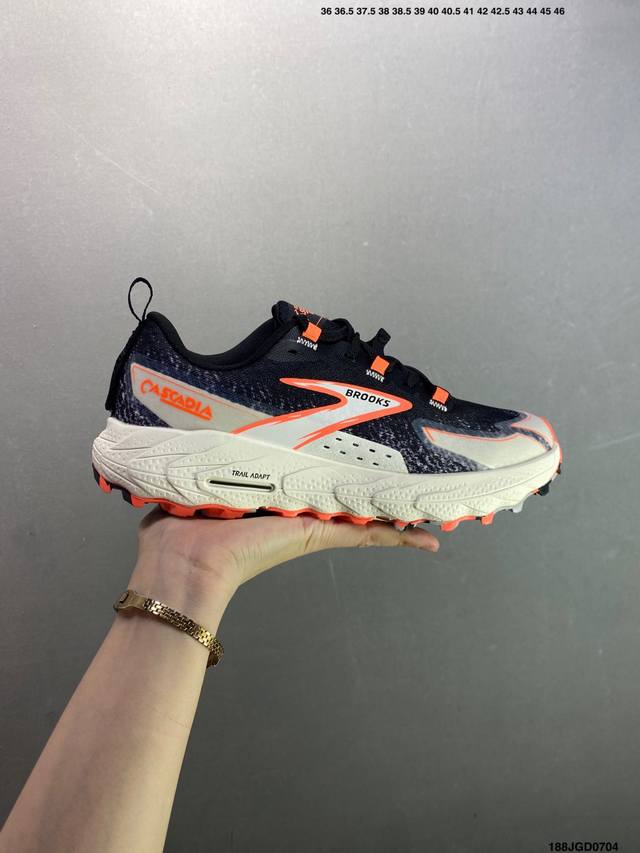 公司级Brooks布鲁克斯 Cascadia 18运动鞋 缓震慢跑鞋 老爹鞋，注入氮气之后的超凡缓震体验。穿过布鲁克斯的伙伴都知道，布鲁克斯的鞋面已经记不清多少