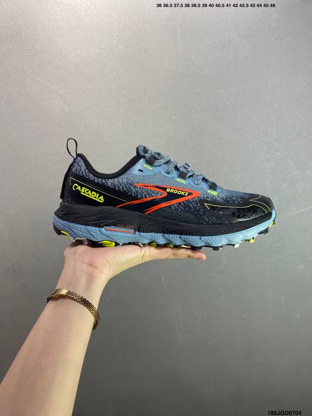公司级Brooks布鲁克斯 Cascadia 18运动鞋 缓震慢跑鞋 老爹鞋，注入氮气之后的超凡缓震体验。穿过布鲁克斯的伙伴都知道，布鲁克斯的鞋面已经记不清多少